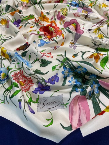 Gucci silk scarf 33in - 33in, flora